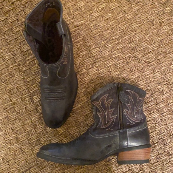 Ariat Billie Unbridled ankle booties NWOT - Picture 3 of 11